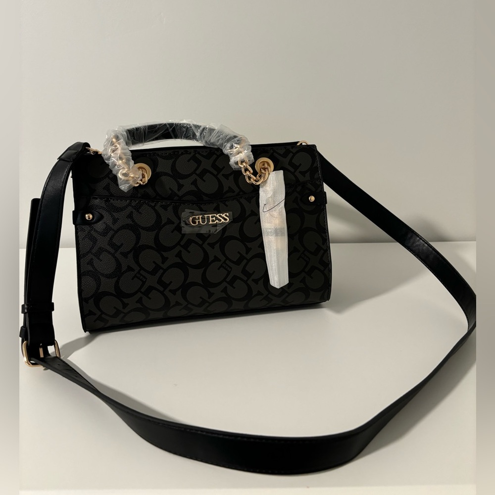 New. Never used Guess shoulder bag.
